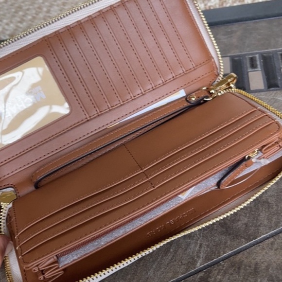 Michael Kors Jet Set Travel Large Travel CONTINENTAL Wristlet-Wallet Van… - Picture 5 of 11